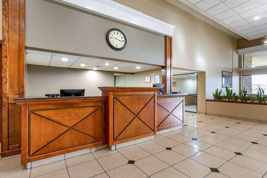 Clarion Inn & Suites, Roswell Exterior photo