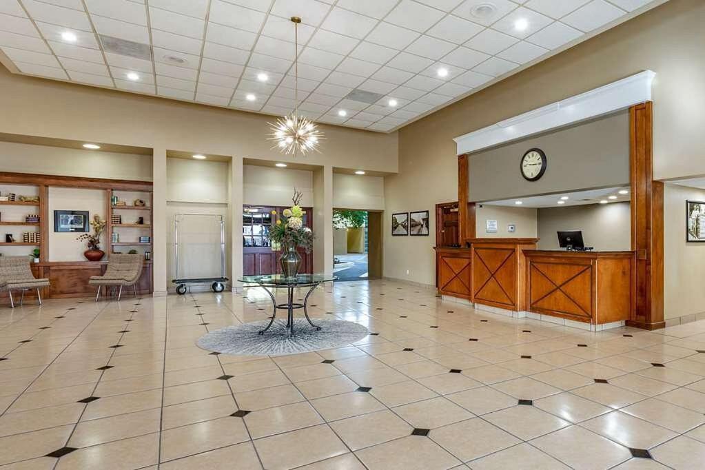 Clarion Inn & Suites, Roswell Exterior photo